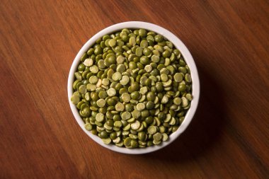 ahşap arka plan üzerinde mercimek