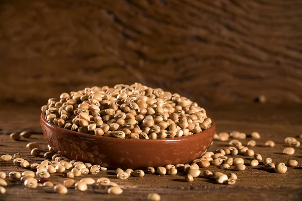 Fagioli in una ciotola su sfondo di legno — Foto Stock