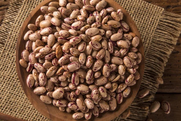 ahşap arka plan üzerine bir kase içine fasulye