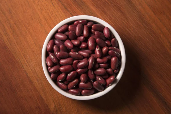 ahşap arka plan üzerinde kırmızı fasulye