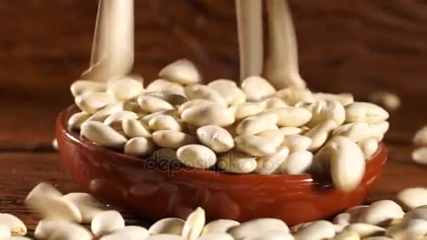 Haricots blancs tombant au ralenti 