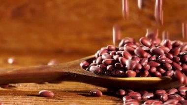 Ağır çekimde düşen kuru fasulye