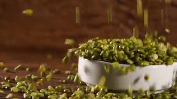 Lentilhas Verdes Caindo Câmera Lenta — Vídeo de Stock