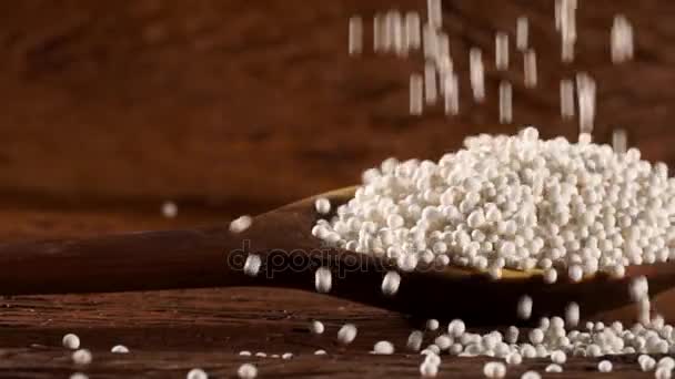 Білі Перлини Саго Падають Повільному Русі — стокове відео