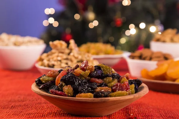 Rosinen in eine Schüssel auf rustikalem alten Holztisch mit weihnachtlichem Ba — Stockfoto