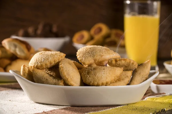 Um lanche brasileiro. Pastelaria de carne . — Fotografia de Stock