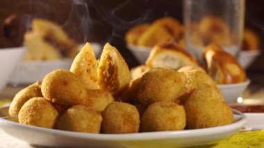 duman ile sıcak tavuk snack. Brezilyalı aperatif. Coxinha.