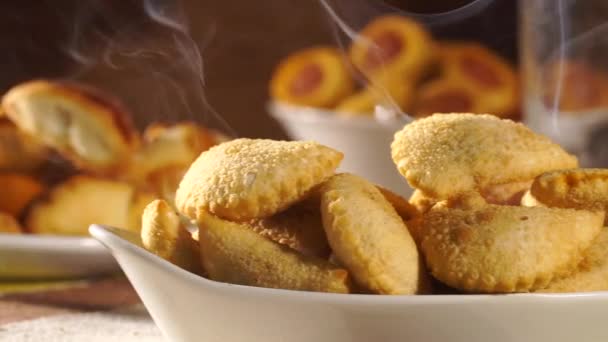 Warm Vlees Gebak Met Rook Braziliaanse Snack Pastel — Stockvideo