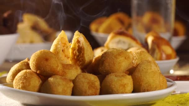 연기와 뜨거운 닭고기 간식입니다 브라질 간식입니다 Coxinha — 비디오