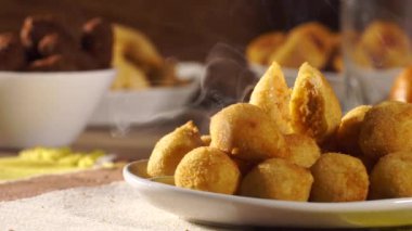 duman ile sıcak tavuk snack. Brezilyalı aperatif. Coxinha.