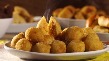 duman ile sıcak tavuk snack. Brezilyalı aperatif. Coxinha.