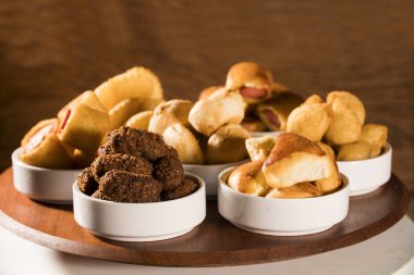 Karışık Brezilya yemeği masada..