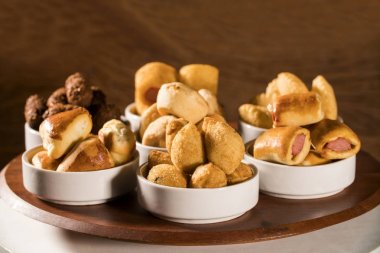 Karışık Brezilya yemeği masada..