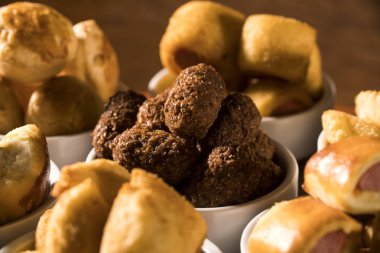 Karışık Brezilya yemeği masada..