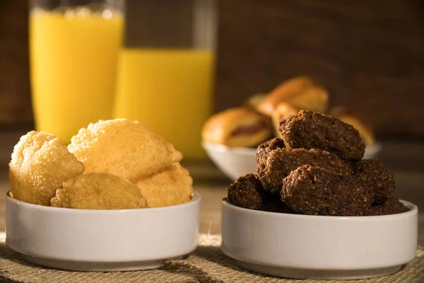 Lanche brasileiro misto na mesa . — Fotografia de Stock