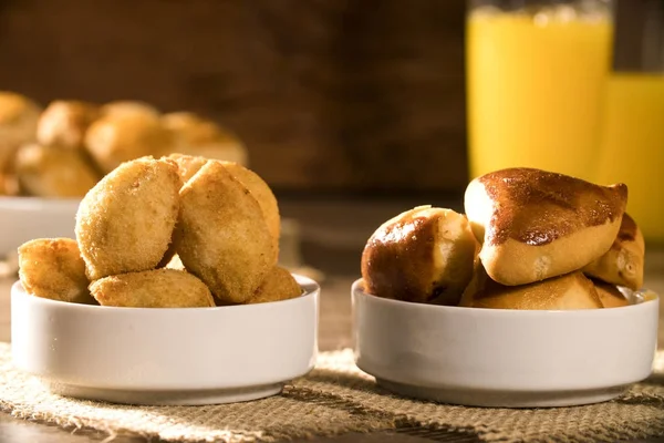 Lanche brasileiro misto na mesa . — Fotografia de Stock