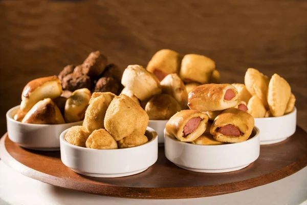 Lanche brasileiro misto na mesa . — Fotografia de Stock