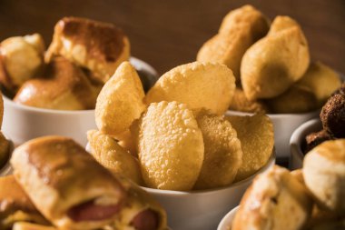 Karışık Brezilya yemeği masada..