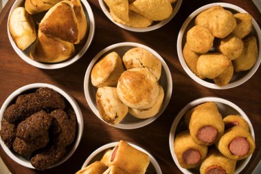 Karışık Brezilya yemeği masada..