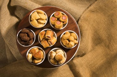 Karışık Brezilya yemeği masada..