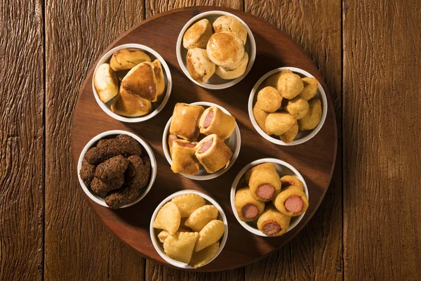 Lanche brasileiro misto na mesa . — Fotografia de Stock