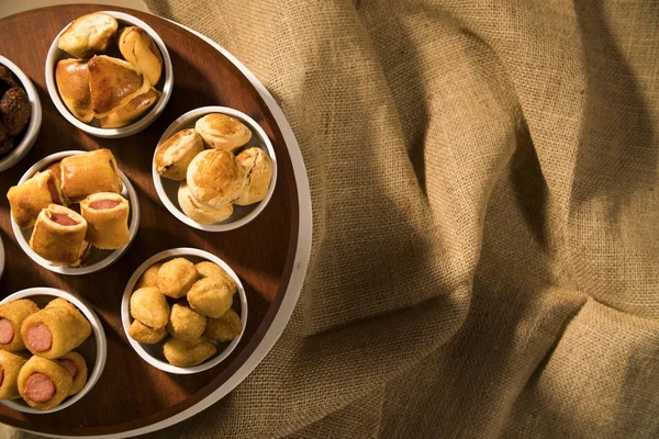 Lanche brasileiro misto na mesa . — Fotografia de Stock