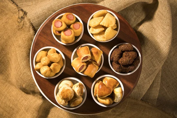 Karışık Brezilya yemeği masada..