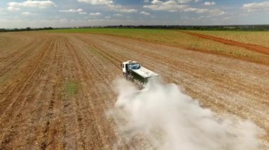 Agriliming bitkileri alanında iş alanında kamyoneti üstten görünüm üzerinde 