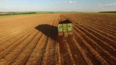 Agriliming bitkileri alanında iş alanında kamyoneti üstten görünüm üzerinde 