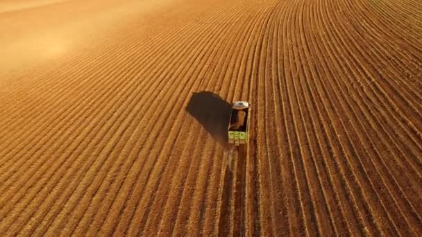 畑の作物に Agriliming を行うフィールドで実行されているトラックのトップ ビュー — ストック動画