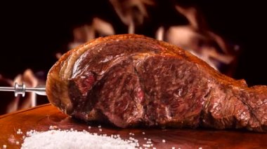 Et Alcatra ve chimarrao, yangın arka plan ile geleneksel Brezilya Barbekü.