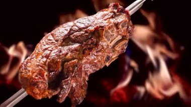 Kaburga, yangın arka plan ile geleneksel Brezilya Barbekü.