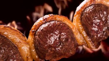 Picanha, yangın arka plan ile geleneksel Brezilya Barbekü.