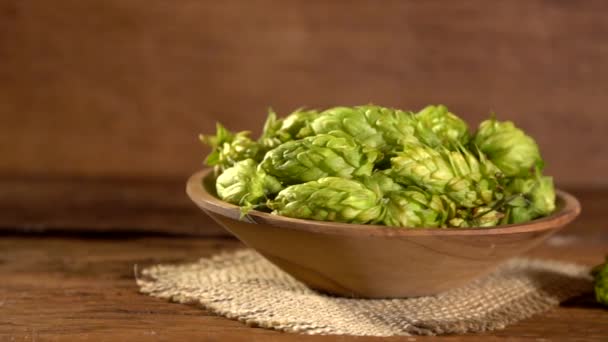 Houblon Tombant Dans Bol Cœur Rouge Vue Dessus Ralenti — Video