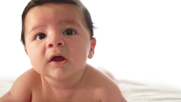 Gros Plan Bébé Heureux Sur Lit — Video