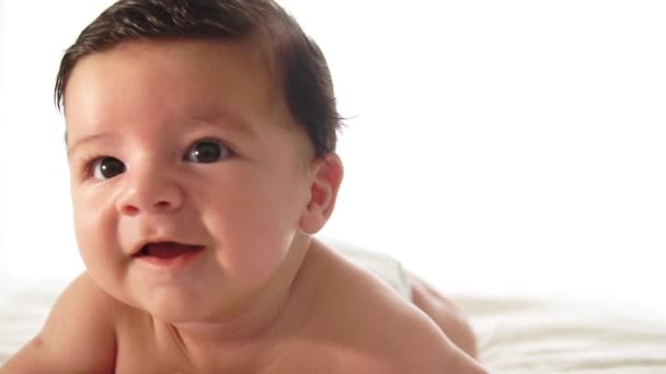 Feche Bebê Feliz Cama — Vídeo de Stock