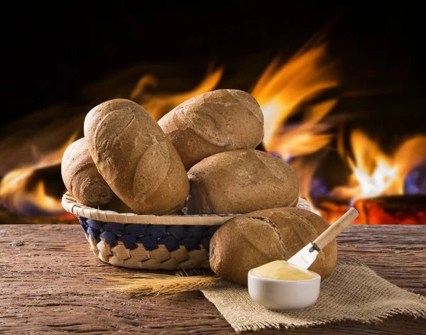 Cesta de "Pan integral francés", pan tradicional brasileño con fondo de fuego —  Fotos de Stock