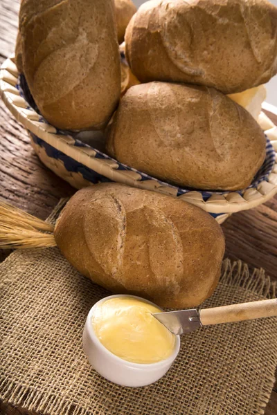 "Szerves francia kenyér", hagyományos brazil kenyér kosár — Stock Fotó