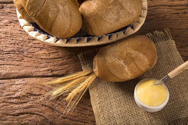 Cesta de "pão francês integral", pão tradicional brasileiro — Fotografia de Stock