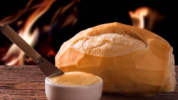 Cesta Pão Francês Pão Tradicional Brasileiro Manteiga Com Fundo Fogo — Vídeo de Stock