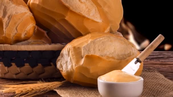 法国面包 传统巴西面包和黄油以火背景 — 图库视频影像