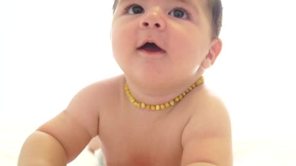 Primer Plano Bebé Feliz Cama Con Collar Ámbar Cámara Lenta — Vídeo de stock