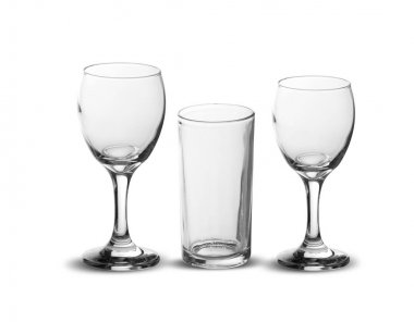 Su, meyve suyu ve şarap, beyaz arka plan üzerinde izole için üç bardak boş