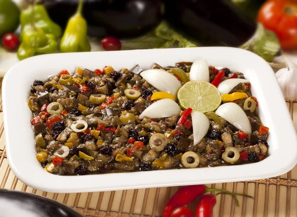 Salade Aubergines Traditionnelle Avec Olive Poivre Oignon Citron Servie Sur — Photo