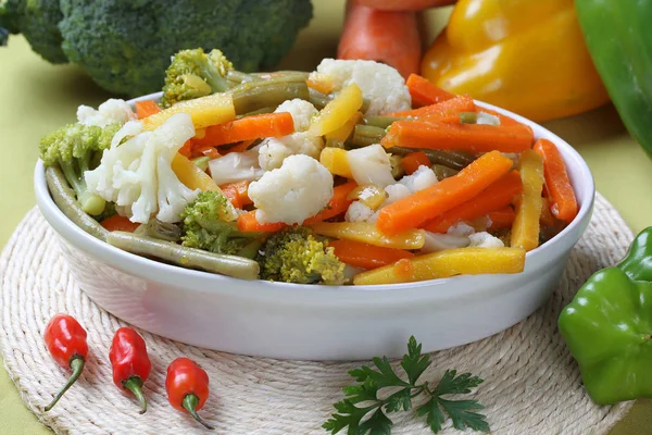 Close Van Gezonde Verse Salade Ingrediënten Met Broccoli Bloemkool Wortel — Stockfoto