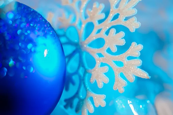Vločka stříbrná zimní s novoroční míč — Stock fotografie