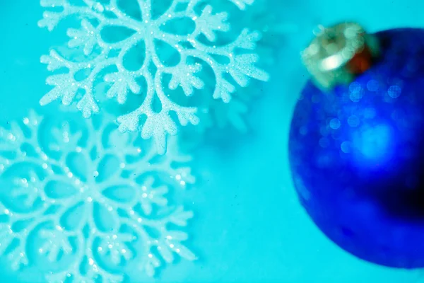 Frusen is bollen dekoration med snöflinga på nära håll — Stockfoto