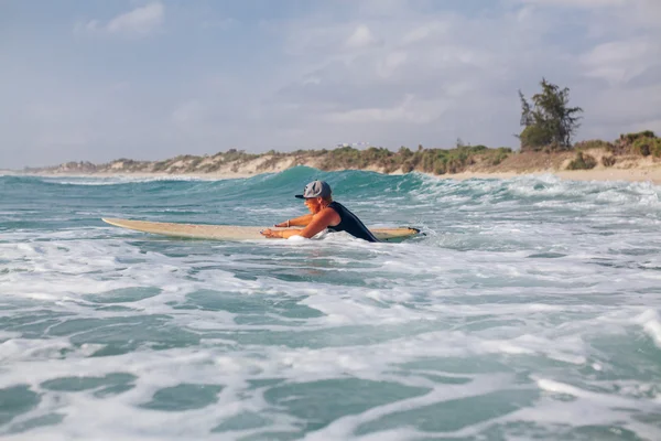 Surfista mulher nadando no mar — Fotografia de Stock