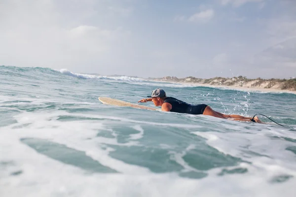 Vrouw surfer zwemmen in zee — Stockfoto