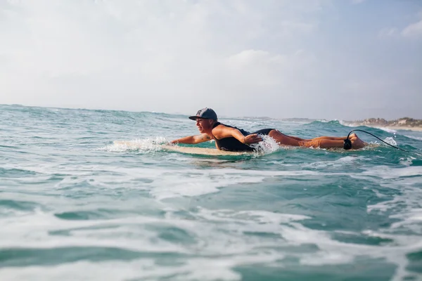 女子冲浪者在海中游泳 — 图库照片